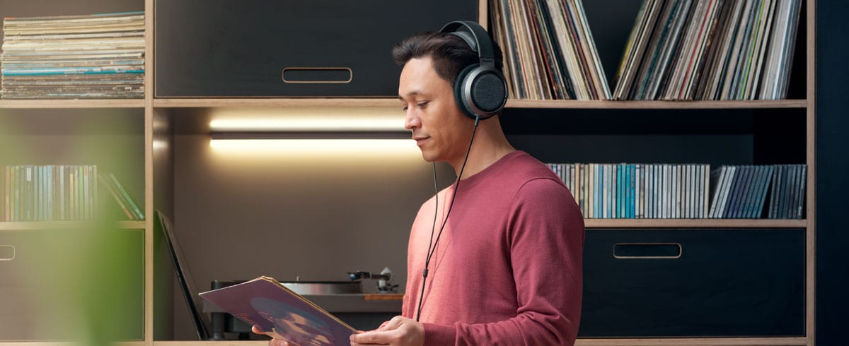 Muškarac sluša muziku pomoću slušalica Philips X3