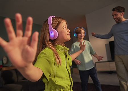 Deca uživaju u muzici pomoću Philips slušalica koje se nose na ušima