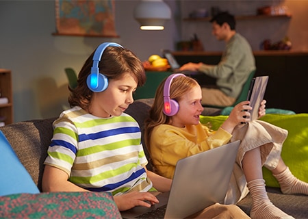 Deca koriste funkciju raznobojnih svetlećih tabli Philips slušalica koje se nose na ušima