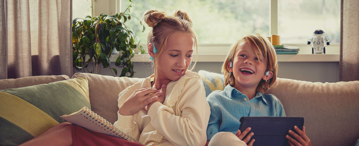 Deca uživaju u videu pomoću Philips dečijih slušalica otvorenog dizajna