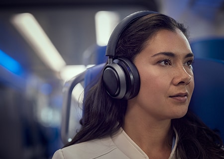 Žena uživa u tehnologiji poništavanja buke Pro+ sa Philips L4 slušalicama