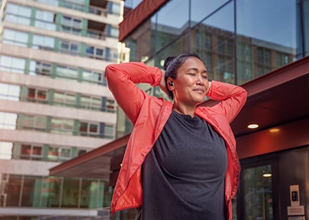 Žena koristi Philips A5508 bežične slušalice na otvorenom
