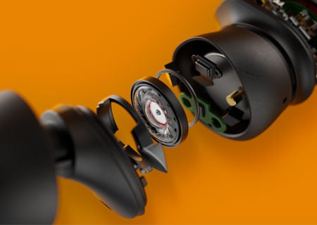 Tehnička slika izbliza koja prikazuje unutrašnje delove potpuno bežičnih slušalica