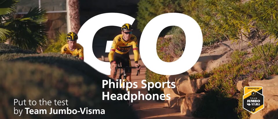 Dvoje sportista iz tima Jumbo-Visma voze bicikle napolju