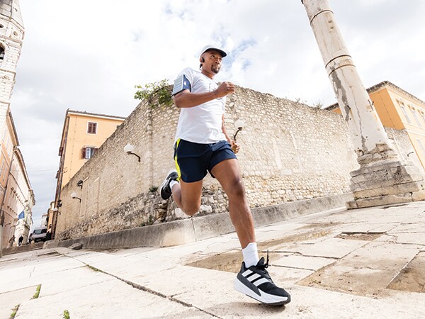 Učesnik u trci trči sa samopouzdanjem u starom gradu