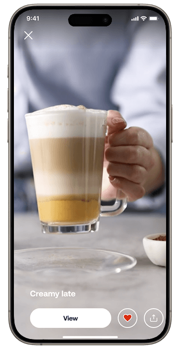 Pametni telefon sa HomeID ekranom koji prikazuje istaknuti recept za kafu